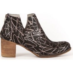 Wycięte botki na słupku - skóra naturalna - model 501 - kolor srebrny wzór. Szare botki damskie Zapato, na lato, z jeansu, klasyczne, przed kostkę, bez obcasa, na obcasie, bez zapięcia. Za 399,00 zł.