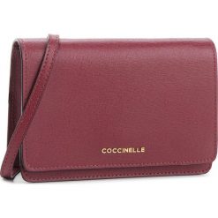 Torebka COCCINELLE - CV3 Mini Bag E5 CV3 55 D6 05 Grape R04. Czerwone listonoszki damskie Coccinelle, ze skóry, na ramię. W wyprzedaży za 589,00 zł.