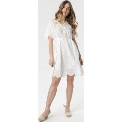Biała Sukienka Delmaneh. Białe sukienki damskie Born2be, xl, bez wzorów, bez kołnierzyka, bez rękawów, mini. W wyprzedaży za 84,99 zł.