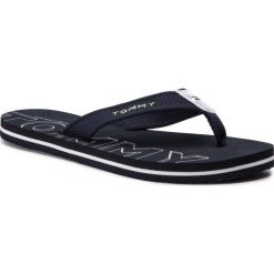 Japonki TOMMY HILFIGER - Iridescent Detail Beach Sandal FW0FW04236 Midnight 403. Niebieskie klapki damskie TOMMY HILFIGER, bez wzorów, ze skóry ekologicznej, bez obcasa. Za 159,00 zł.