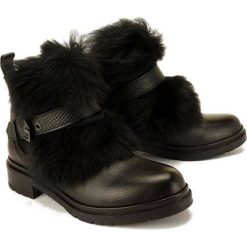 ARTIKER RELAKS 45C450 czarny, botki damskie. Czarne botki damskie Artiker Relaks, ze skóry, bez obcasa, na obcasie, bez zapięcia. Za 369,90 zł.