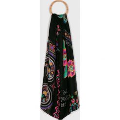 Desigual - Szal. Czarne szaliki damskie Desigual, bez wzorów, z poliesteru. Za 149,90 zł.