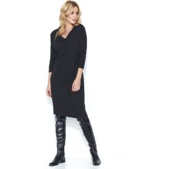 Czarna Prosta Wizytowa Sukienka z Zakładkami. Czarne sukienki damskie Molly.pl, na co dzień, s, bez wzorów, eleganckie, bez kołnierzyka, bez rękawów, midi. Za 129,90 zł.