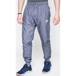 Nike Sportswear - Spodnie. Niebieskie spodnie męskie Nike Sportswear, m, z aplikacjami, z poliesteru, sportowe. W wyprzedaży za 139,90 zł.
