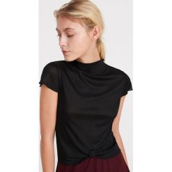 T-shirt z prazkowanej dzianiny - Czarny. Czarne t-shirty damskie Reserved, s, bez wzorów, z dzianiny, bez kołnierzyka. W wyprzedaży za 9,99 zł.