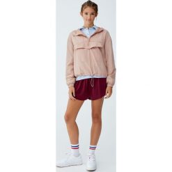 Kurtka typu kangur z kapturem. Różowe kurtki damskie Pull&Bear, bez wzorów, z kapturem. Za 89,90 zł.