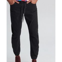 Joggery basic - Czarny. Czarne spodnie męskie Cropp, s, bez wzorów. Za 69,99 zł.