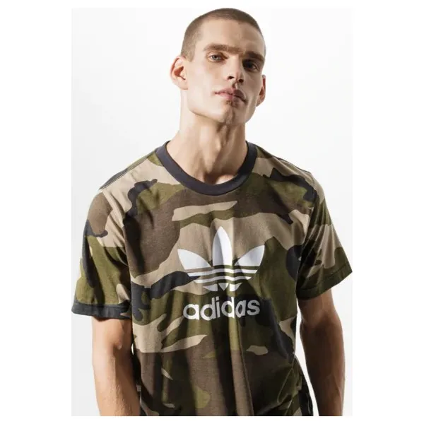 Adidas Koszulka Ss Camo Tee , brązowy, rozmiar M. Pomarańczowe koszulki męskie Adidas, m, z nadrukiem, z bawełny, klasyczne, z klasycznym kołnierzykiem, bez rękawów. W wyprzedaży za 129,99 zł.