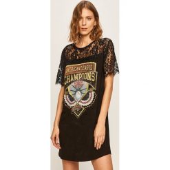 Desigual - Sukienka. Czarne sukienki damskie Desigual, na co dzień, s, z nadrukiem, z elastanu, casualowe, z okrągłym kołnierzem, z krótkim rękawem, krótkie, mini, proste. Za 399,90 zł.