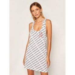 Sukienka plażowa Calvin Klein Swimwear KW0KW01019. Białe sukienki damskie Calvin Klein Swimwear, na plażę, m, bez wzorów, bez kołnierzyka, bez rękawów. Za 269,00 zł.