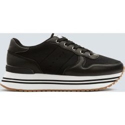 Modne czarne buty sportowe na platformie. Buty sportowe damskie Pull&Bear. Za 139,00 zł.