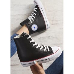 Czarne Sneakersy Yvonne. Czarne koturny damskie Born2be, z okrągłym noskiem, bez obcasa, na koturnie, na sznurówki. Za 39,99 zł.