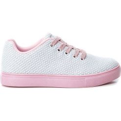 Sneakersy w kolorze biało-jasnoróżowym. Różowe trampki dziewczęce XTI Kids, bez wzorów, z materiału, na sznurówki. W wyprzedaży za 85,95 zł.