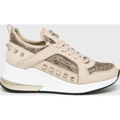 Guess Jeans - Buty. Białe buty sportowe damskie marki Guess Jeans, z aplikacjami, z jeansu. Za 629,90 zł.