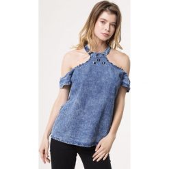 Niebieska Bluzka For Her. Niebieskie bluzki damskie Born2be, na imprezę, s, z aplikacjami, klasyczne, bez kołnierzyka, z krótkim rękawem. Za 59,99 zł.