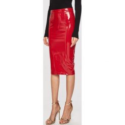 Guess Jeans - Spódnica. Czerwone spódniczki damskie Guess Jeans, z aplikacjami, z poliesteru, z podwyższonym stanem, midi, ołówkowe. Za 319,90 zł.