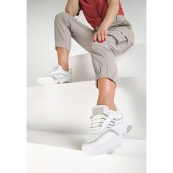 Białe Sneakersy Glossiness. Białe sneakersy damskie Renee. Za 99,99 zł.