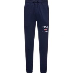 Spodnie dresowe Tommy Jeans Logo Joggers DM0DM06971. Czerwone jeansy męskie Tommy Jeans, m, bez wzorów. W wyprzedaży za 209,00 zł.