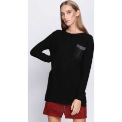 Czarny Sweter Does It Feel. Czarne swetry klasyczne damskie marki Born2be, l, z okrągłym kołnierzem. Za 89,99 zł.