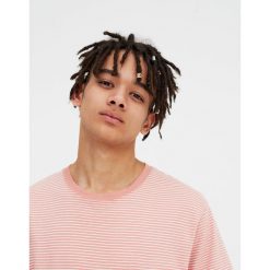 Koszulka z krótkim rękawem w paski. Szare t-shirty męskie marki Pull & Bear, w paski. Za 39,90 zł.
