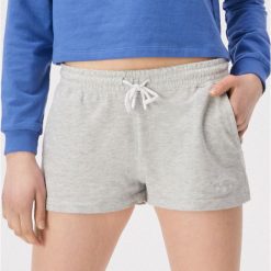 Dresowe szorty z napisem - Jasny szary. Szare szorty damskie Sinsay, s, z napisami, z dresówki. Za 29,99 zł.