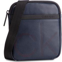 Saszetka CALVIN KLEIN - Ck Up Mini Flat Crossover K50K504535 067. Niebieskie torby męskie skórzane Calvin Klein, bez wzorów, ze skóry ekologicznej, młodzieżowe. W wyprzedaży za 239,00 zł.