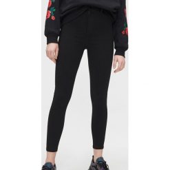 Spodnie high waist - Czarny. Czarne spodnie damskie Cropp, s, z podwyższonym stanem. W wyprzedaży za 51,99 zł.