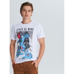Koszulka z nadrukiem State of mind - Biały. Białe koszulki męskie Cropp, s, z nadrukiem, bez kołnierzyka, bez rękawów. Za 39,99 zł.