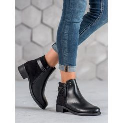 CZARNE BOTKI NA PŁASKIM OBCASIE. Czarne botki damskie Ideal Shoes, bez obcasa, na płaskiej podeszwie, bez zapięcia. Za 89,90 zł.