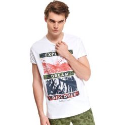 T-shirt z nadrukiem. Białe t-shirty męskie Top Secret, na lato, xxl, z nadrukiem, z bawełny, eleganckie, z klasycznym kołnierzykiem, krótkie. W wyprzedaży za 29,99 zł.