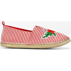 Espadryle bonprix czerwono-biały w paski. Czerwone baleriny damskie marki bonprix, w paski, na wysokim obcasie. Za 54,99 zł.