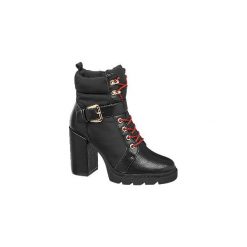 Czarne botki damskie Catwalk z czerwonymi sznurówkami. Czerwone botki damskie z materiału, bez obcasa, na obcasie, na sznurówki. Za 179,90 zł.
