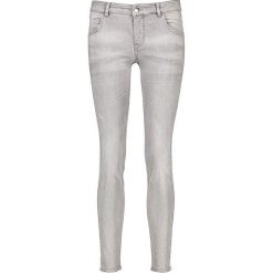 Dżinsy w kolorze jasnoszarym. Szare jeansy damskie relaxed fit marki Gerry Weber. W wyprzedaży za 129,95 zł.