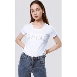 Biały T-shirt Rich. Białe bluzki damskie marki Born2be, s, z nadrukiem, z dzianiny, z okrągłym kołnierzem. Za 39,99 zł.