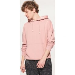 Bluza typu kangurka - Różowy. Czerwone bluzy męskie marki Cropp, l. W wyprzedaży za 39,99 zł.