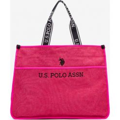 U.S. Polo Assn Halifax Torba Różowy. Różowe torebki klasyczne damskie U.S. Polo Assn., bez wzorów, z poliesteru, bez dodatków. Za 343,95 zł.