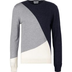 Sweter w kolorze granatowo-biało-szarym. Szare swetry męskie Kiomi, Mint & Berry, Youturn, s, bez wzorów, ze splotem, z okrągłym kołnierzem, bez kaptura. W wyprzedaży za 55,95 zł.