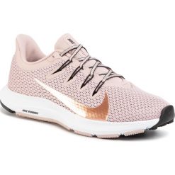 Buty NIKE - Quest 2 CI3803 200 Stone Mauve/Mtlc Red Bronze. Różowe buty sportowe damskie Nike, bez wzorów, z tworzywa sztucznego, sportowe, do biegania. Za 319,00 zł.