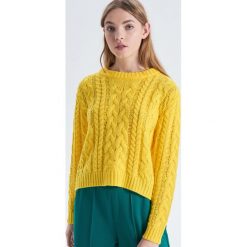 Sweter z warkoczowym splotem - Żółty. Żółte swetry damskie Cropp, s, bez wzorów, ze splotem, bez rękawów, bez kaptura. W wyprzedaży za 49,99 zł.