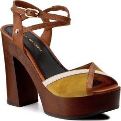 Sandały TOMMY HILFIGER - Paige 1C FW0FW00666 Saddle/Yellow/Whisper White 901. Żółte klapki damskie TOMMY HILFIGER, w paski, ze skóry, bez obcasa, na obcasie. W wyprzedaży za 339,00 zł.