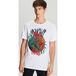 Koszulka psycho tropical - Biały. Białe koszulki męskie Cropp, s, bez wzorów, bez kołnierzyka, bez rękawów. Za 39,99 zł.