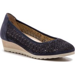 Półbuty CAPRICE - 9-22503-22 Navy Suede 816. Niebieskie półbuty damskie Caprice, na co dzień, bez wzorów, ze skóry, bez obcasa, na koturnie, bez zapięcia. Za 269,90 zł.