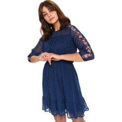 Sukienka z haftem i falbaną. Sukienki damskie Top Secret, na zimę, z haftami, z tkaniny, eleganckie, z falbankami, bez rękawów. Za 149,99 zł.