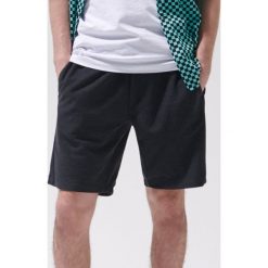 Dresowe szorty basic -. Spodenki i szorty męskie Cropp, s, bez wzorów, z dresówki. W wyprzedaży za 25,99 zł.