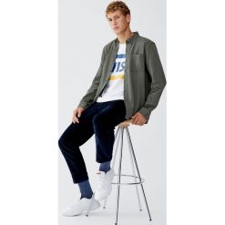 Koszula jeansowa basic. Brązowe koszule męskie Pull&Bear, m, bez wzorów, z jeansu, bez kołnierzyka, z długim rękawem, długie. Za 79,90 zł.