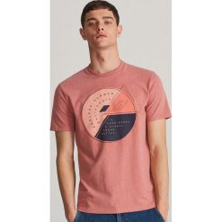 T-shirt z nadrukiem - Pomarańczowy. Pomarańczowe t-shirty damskie Reserved, s, z nadrukiem, bez kołnierzyka. Za 49,99 zł.