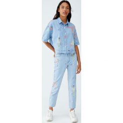 Jeansy Sesame Street mom fit. Szare jeansy damskie Pull&Bear, z jeansu. Za 159,00 zł.