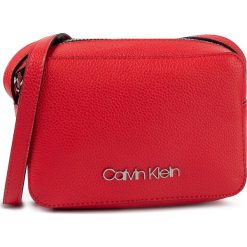 Torebka CALVIN KLEIN - Ck Must F19 Camerbag K60K605871 XA8. Czerwone listonoszki damskie Calvin Klein, bez wzorów, ze skóry ekologicznej, klasyczne, bez dodatków. W wyprzedaży za 209,00 zł.
