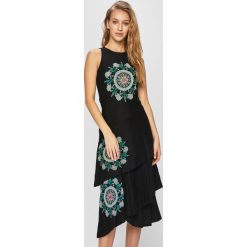 Desigual - Sukienka. Białe sukienki damskie Desigual, na co dzień, s, z haftami, z bawełny, casualowe, z okrągłym kołnierzem, bez rękawów, midi, rozkloszowane. Za 399,90 zł.