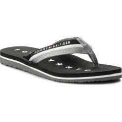 Japonki TOMMY HILFIGER - Tommy Loves Ny Beach Sandal FW0FW02370 Black 990. Szare klapki damskie TOMMY HILFIGER, bez wzorów, z tworzywa sztucznego, bez obcasa. W wyprzedaży za 89,00 zł.